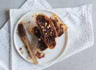 Pain grillé au nutella et noix hachées — Photo de stock
