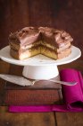 Gâteau jaune avec glaçage au chocolat — Photo de stock