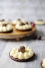 Tartas de chocolate con crema de vainilla y cerezas de chocolate - foto de stock