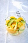 Ensalada de aguacate con mango - foto de stock