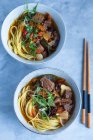 Азіатський суп з яловичиною та овочами. — стокове фото
