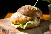 Nahaufnahme von leckerem Schnitzel-Burger mit Gorgonzola — Stockfoto