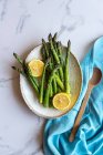 Espargos verdes com sal e limão — Fotografia de Stock