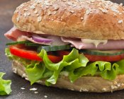Sandwich au jambon avec salade, oignon, tomate et mayonnaise — Photo de stock