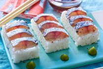 Makrelen-Sushi aus nächster Nähe — Stockfoto