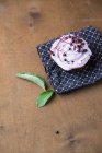 Una magdalena con glaseado de saúco - foto de stock