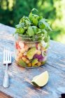 Gesunder Salat zum Mitnehmen im Einmachglas — Stockfoto