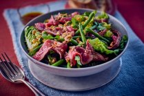 Salada de carne com feijão verde — Fotografia de Stock