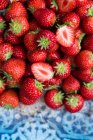 Frische Erdbeeren stapeln sich auf blau verzierten Fliesen, Nahaufnahme — Stockfoto