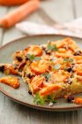 A vegan pizza topped with carrots and kidney beans - foto de stock