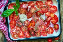 Pomodori in una scatola prima di arrostire — Foto stock