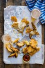 Pesce fritto e patatine con birra — Foto stock