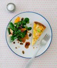 Lauchquiche mit Feldsalat und einer Vinaigrette aus Kürbiskernöl — Stockfoto