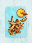 Картофельные клинья с соусом — стоковое фото