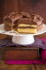 Gelbe Torte mit Schokoladenzuckerguss — Stockfoto