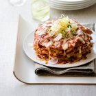 Ein Stapel Enchiladas mit Hackfleisch, Bohnen und Käse (Mexiko) — Stockfoto