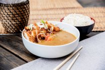 Chicken Katsu Curry serviert mit Reis — Stockfoto