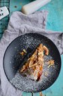 Осінній торт зі сливами та кокосовим горіхом — стокове фото