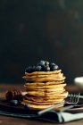 Una pila di pancake con mirtilli e sciroppo d'acero — Foto stock