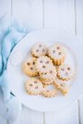 Primo piano di deliziosi biscotti frollini con marmellata — Foto stock