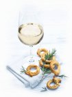 Taralli Pugliese e un bicchiere di vino bianco — Foto stock
