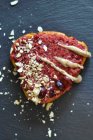 Ein Kürbiskuchen mit Traubencreme und Mandeln — Stockfoto