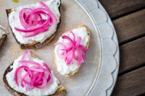 Bruschetta baguette tostate affettate, ciabatta e pane di pasta madre con patè di sgombro e cipolla rossa sottaceto — Foto stock