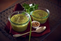 Zuppa di verdure con zucchine servita in ciotole di vetro — Foto stock
