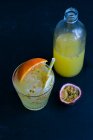 Orangen- und Maracuja-Schalter mit Ingwer — Stockfoto