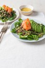 Салат з копченим лососем, шпинатом та кіокою авокадо зі свіжим розумом та підсмаженим насінням — стокове фото