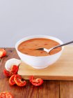 Sopa de tomate cremosa en un tazón - foto de stock
