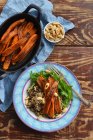 Cenouras inteiras assadas servidas com quinoa e amêndoas — Fotografia de Stock