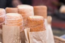 Krtskalacs, pasteles de chimenea húngaros en bolsas de papel - foto de stock