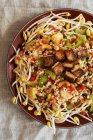 Indonesischer Reissalat mit gebratenem Tofu — Stockfoto
