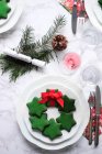 Matcha-Sterne auf einem weihnachtlich gedeckten Tisch (von oben gesehen)) — Stockfoto