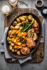 Фаршированные куриные бёдра с овощами — стоковое фото
