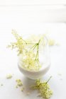 Leche de almendras aromatizada con flores de saúco - foto de stock