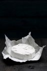 Крупным планом вкусный Камамбер на листе бумаги — стоковое фото