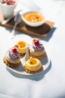 Varie petit quattro su un piatto da dessert — Foto stock