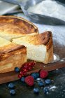 Gâteau au fromage à croûte courte, tranché — Photo de stock