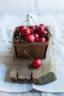 Cerejas em uma cesta de madeira — Fotografia de Stock