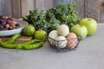 Verduras verdes, manzanas y huevos - foto de stock