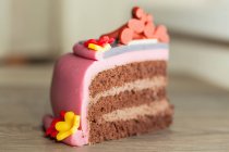 Кусок шоколадного торта, украшенный марципаном — стоковое фото