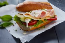 Um sanduíche com presunto, queijo, maionese e agrião — Fotografia de Stock