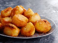 Patatas asadas vista de cerca - foto de stock