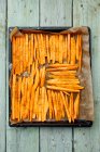 Süßkartoffeln, geschält und in Scheiben geschnitten, auf Backblech — Stockfoto