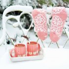 Deux tasses de chocolat chaud sur un banc de jardin enneigé — Photo de stock