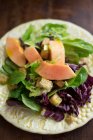Салат из листьев с папайей и гренками — стоковое фото