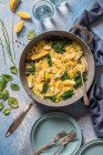 Ein Topfgericht, geräucherter Schellfisch, Kartoffelscheiben, Porree, Ei und Spinateintopf — Stockfoto