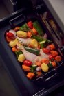 Jambes de poulet aux légumes sur une plaque à pâtisserie — Photo de stock